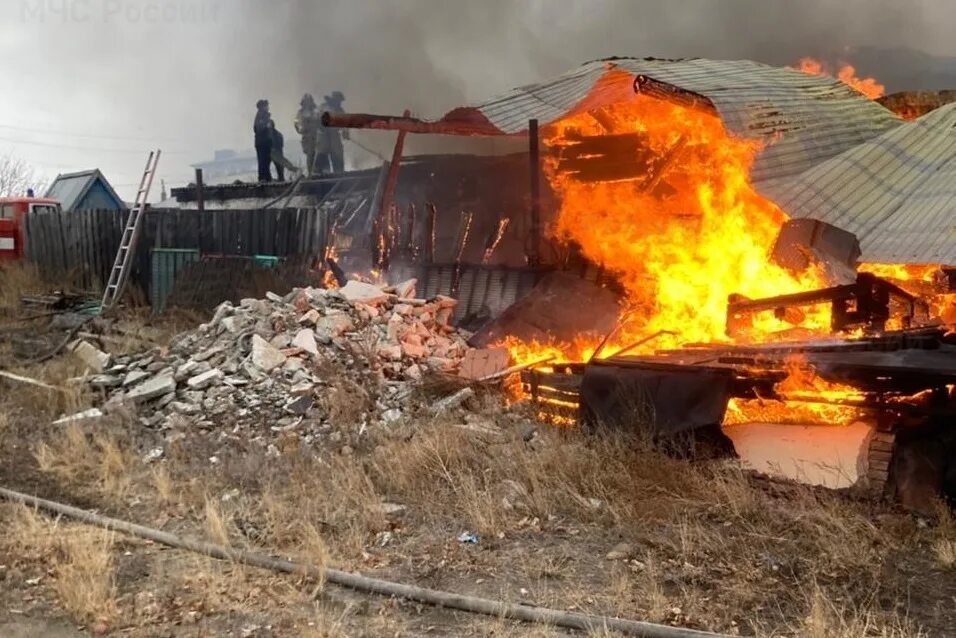 Новости адамовка оренбургской. Пожар в Адамовке. Пожар в Светлом Оренбургской области. Пожар п.Адамовка 9 октября. Пожар в Соковке Оренбургская область.