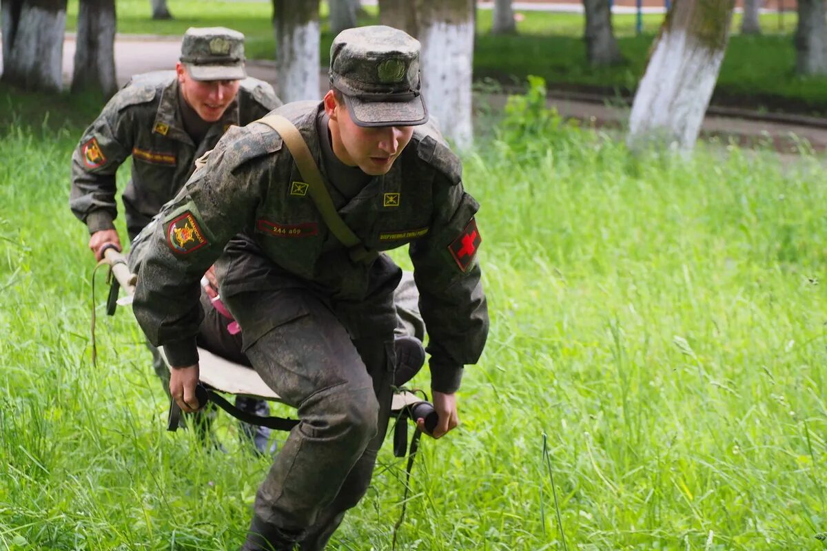 Военные медики на поле боя. Вынос раненых