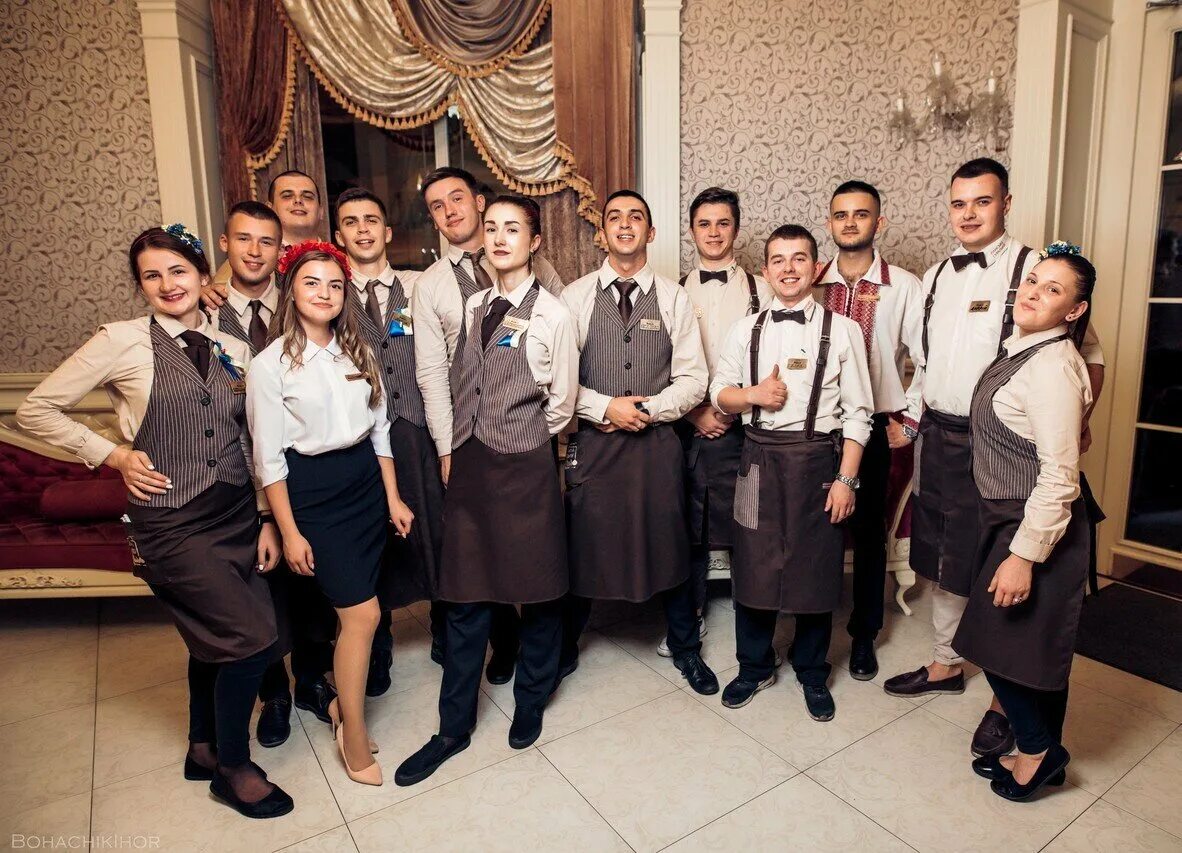 Прислуга в отеле. Проживание обслуживающего персонала. 43. Официант. Проживание обслуживающего персонала.