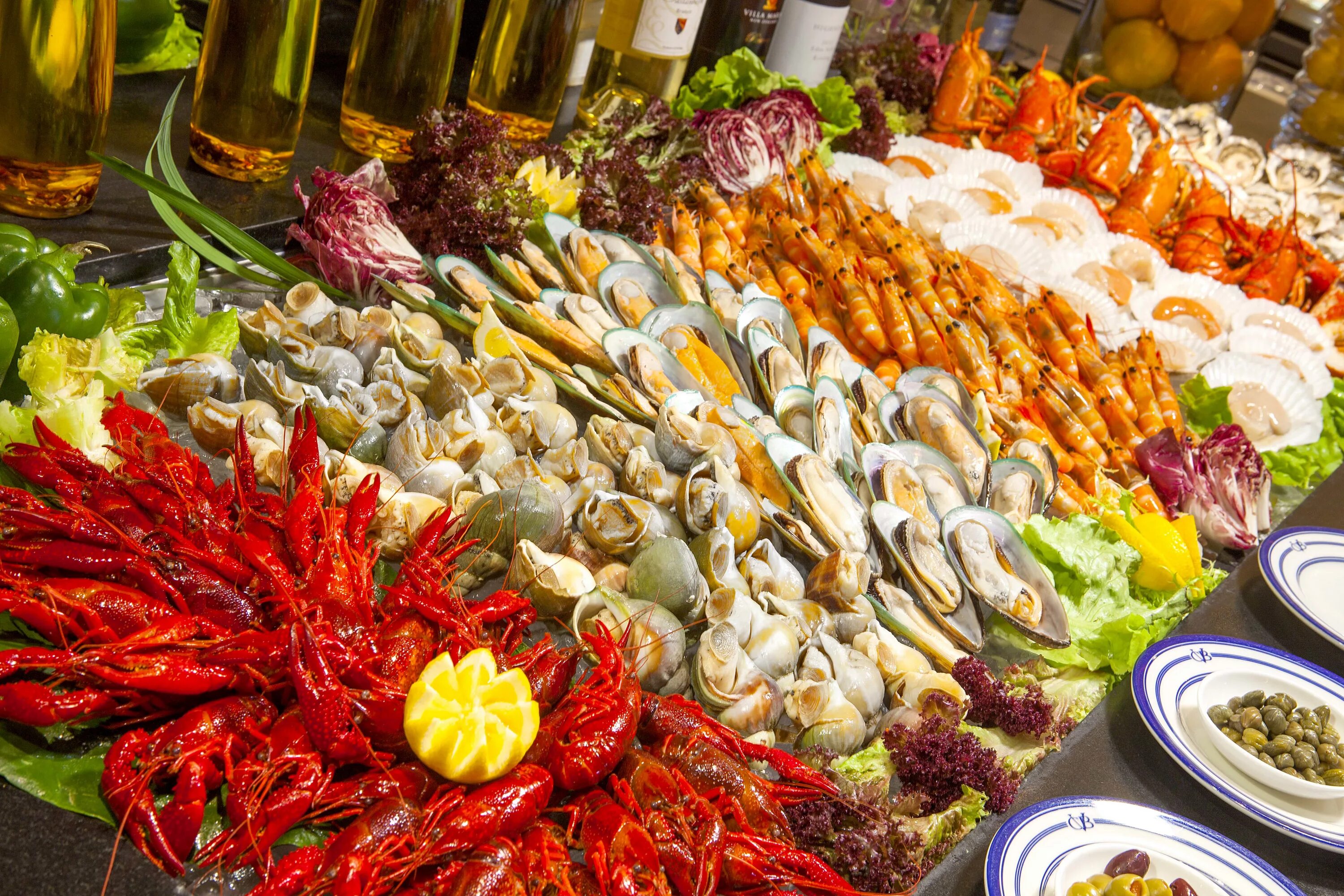 Праздничный стол с морепродуктами. Нячанг морепродукты. Вьетнам Нячанг морепродукты. Вьетнам ресторан морепродуктов Нячанг. Seafood во Вьетнаме.
