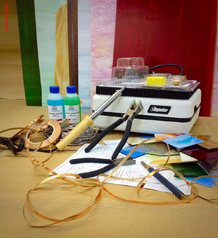 витраж тиффани материалы и инструменты. витраж процесс изготовления. инструменты для витража. набор красок для витража. инструменты для тиффани.