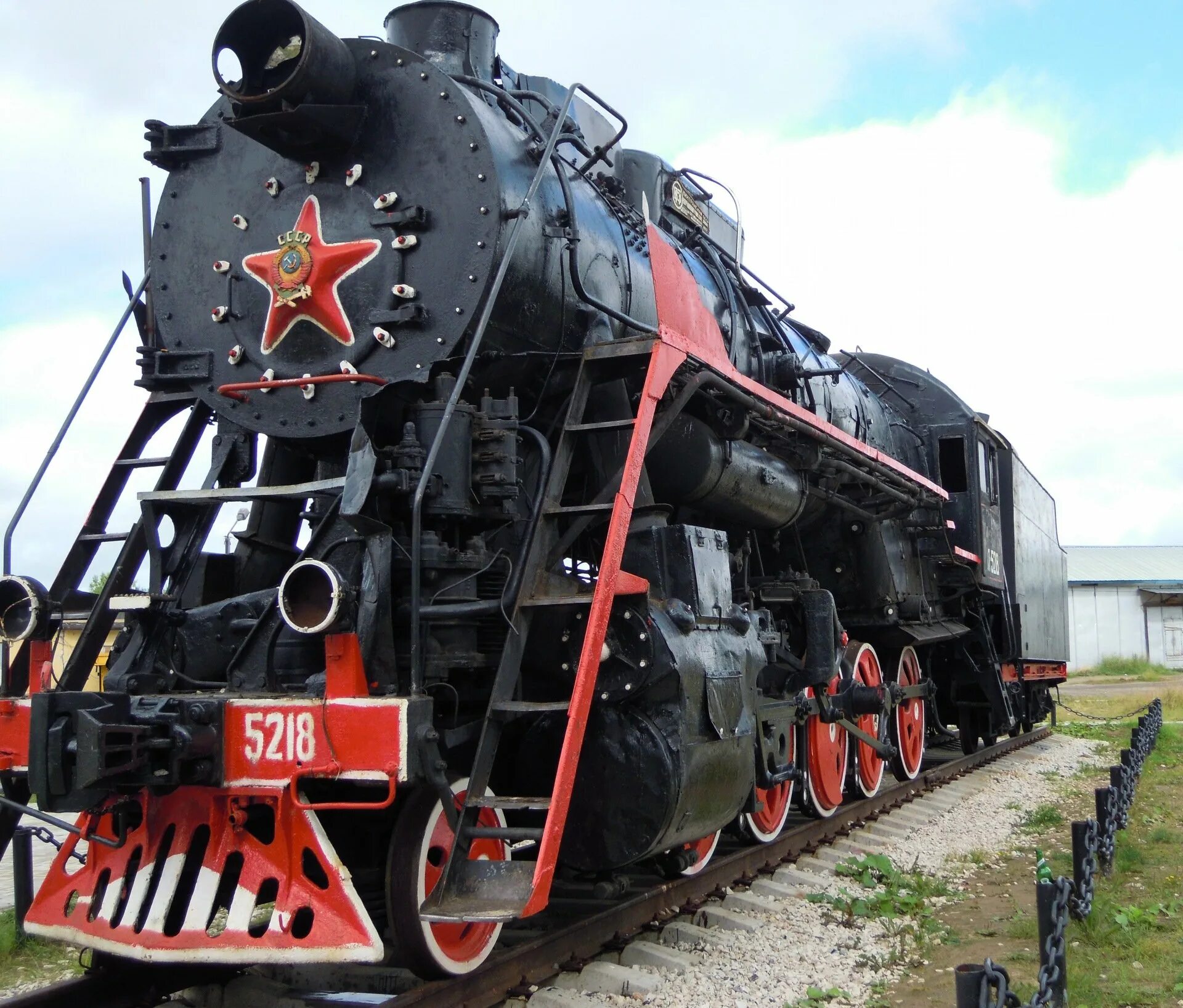 Микунь. Памятник паровоз лебедянка в микуне. паровоз микунь. паровоз л микунь. город микунь республика коми достопримечательности.