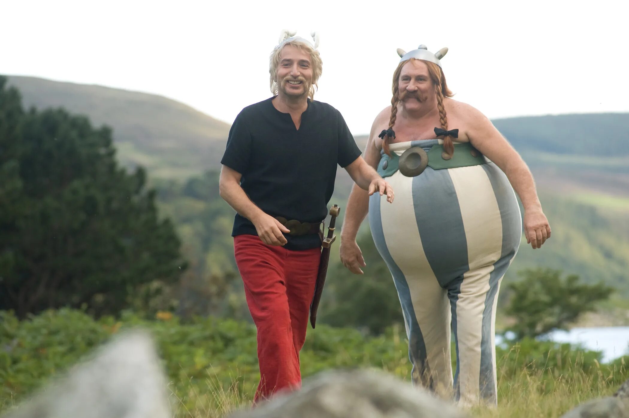 астерикс и обелиск фильм. жерар депардье амеликс. астерикс и обеликс в британии мультфильм 2012. жерар депардье астерикс. астерикс и оберткс в британии.