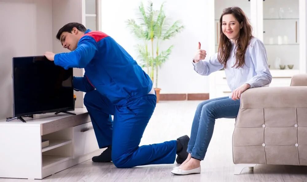 Бытовой техники телевизор. Мастер по ремонту телевизоров. Папа чинит телевизор. Ремонтник тв. Мастер по ремонту телевизоров.