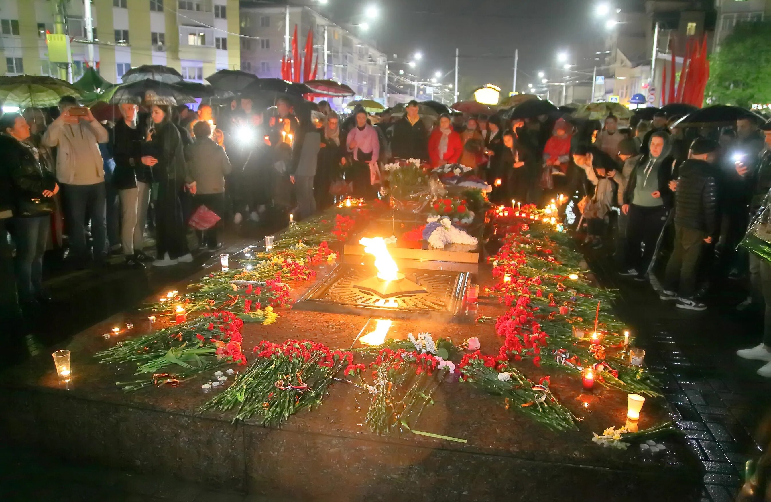 Жизнь переходит в память. Акция свеча памяти. Свеча памяти Калуга 2022. Минута молчания в память о погибших в Великой Отечественной войне. 9 Мая день памяти.