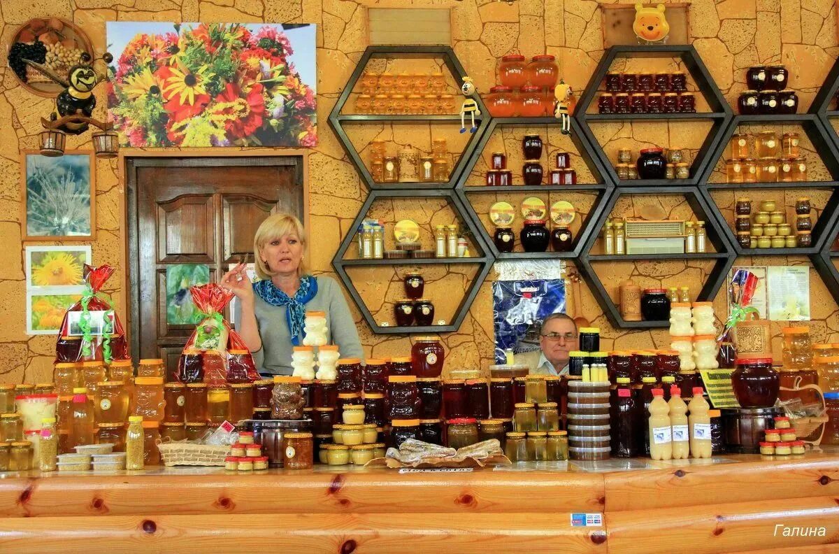 Магазин меда (Honey shop) в Белек. Витрина для меда. Прилавок с медом. Выкладка меда. Магазин продуктов пчеловодства