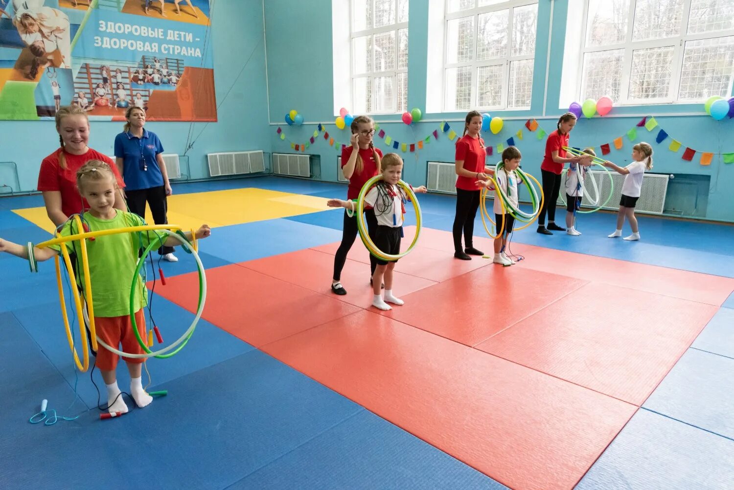 Спортивный инвентарь для эстафет. Спортивный праздник для детей. Веселые старты в школе. Соревнования веселые старты. Весёлые старты для детей.