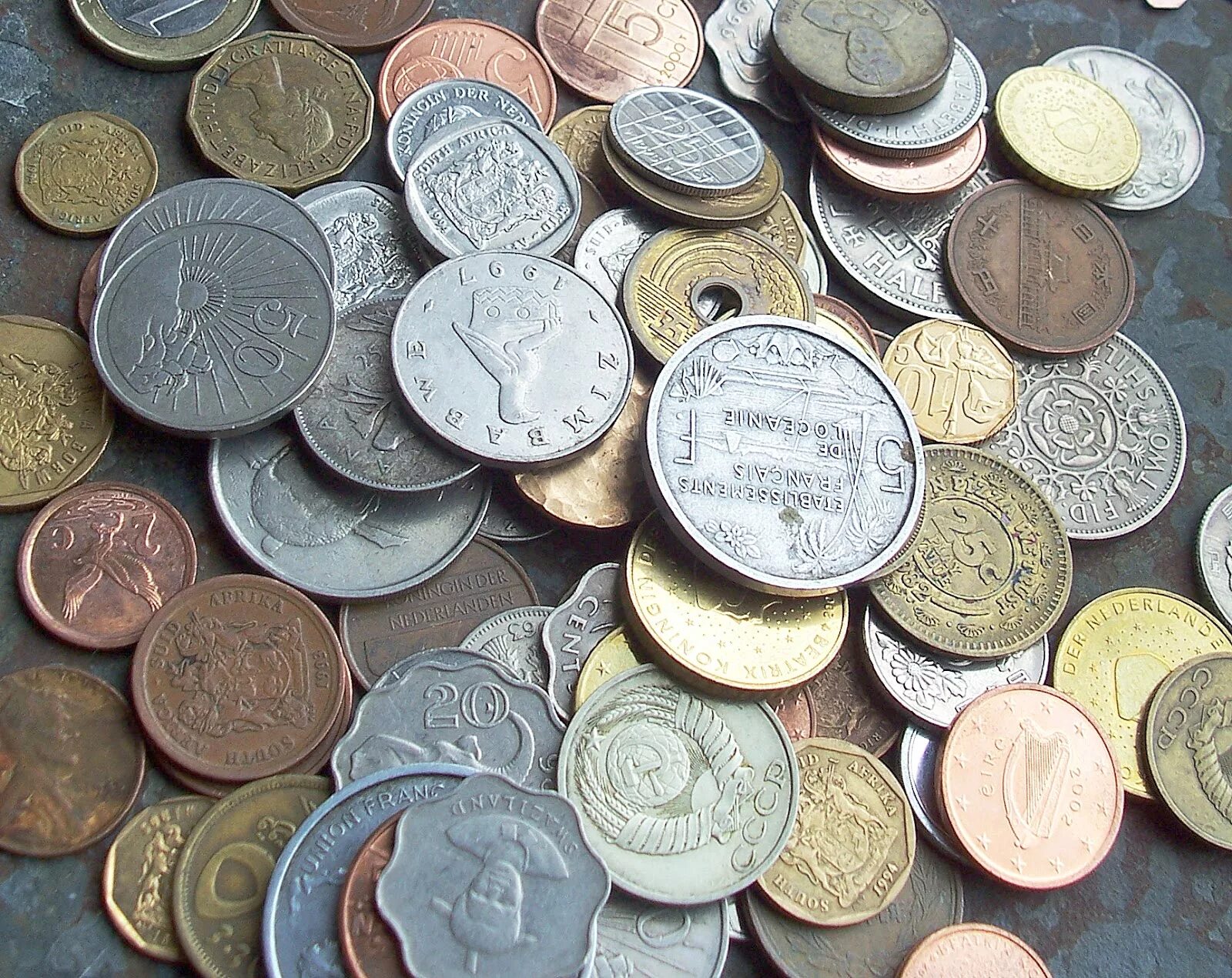 Монеты которые скупает банк. Банк, старинные монеты. Банки с монетами. Текстура монеты.