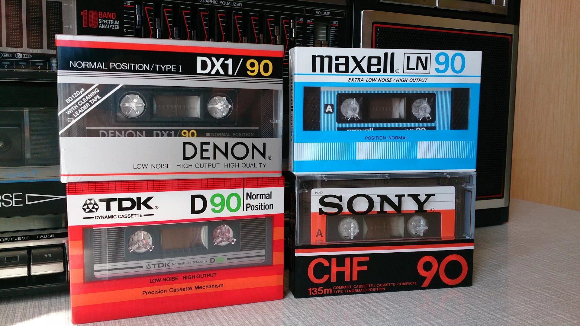 Радио забытая кассета. Магнитофонные кассеты TDK. Кассеты Макселл для магнитофона. Аудиокассета Maxell c 60 вкладыш. Кассеты 80-х годов Maxell.