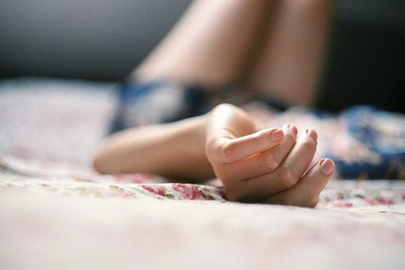 Женская рука. Рука девушки в постели. Женская рука на кровати. Девушка лежит на руках. Спящей девушке палец