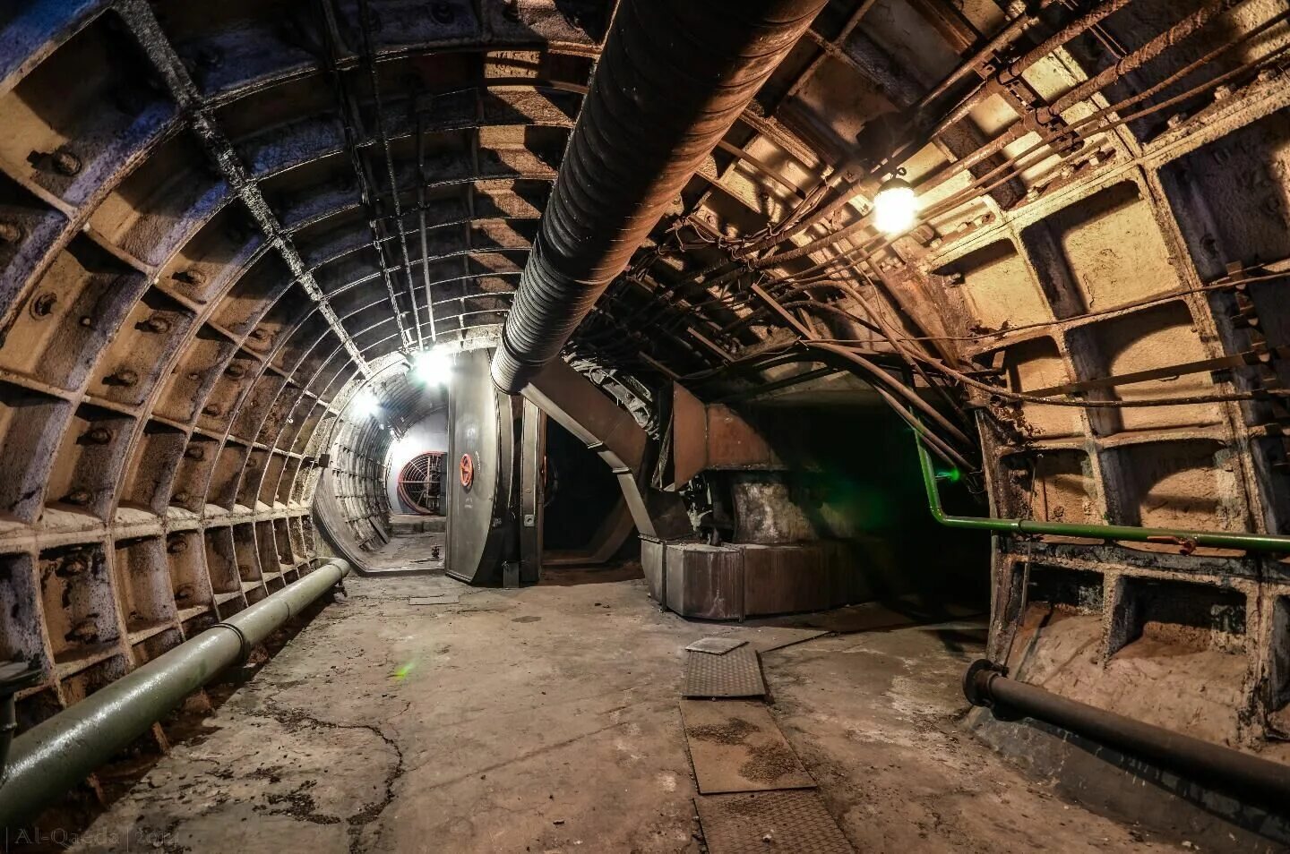 Вентиляционная станция. Вентиляционная шахта московского метрополитена. вентиляционные шахты метрополитена. вентиляция московского метрополитена. гермозатвор метро венгахта.