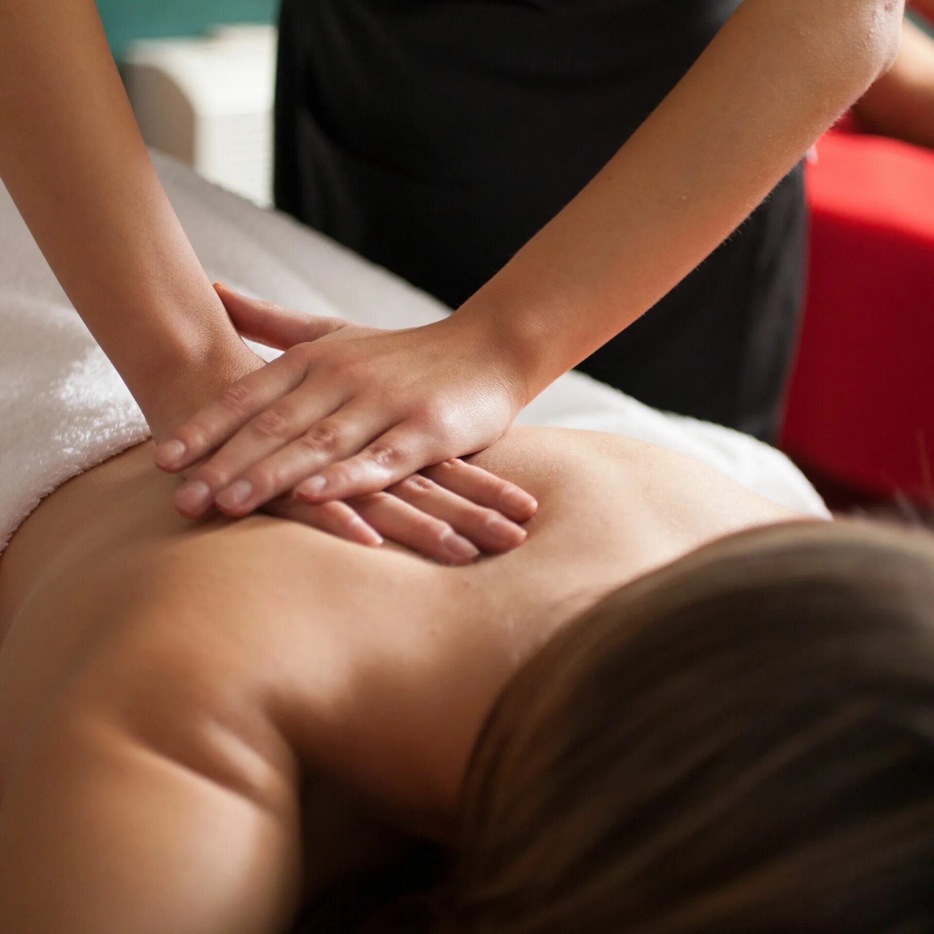 Женский массаж. Оздоровительный массаж. Классический массаж тела. Массаж спины. Red massage
