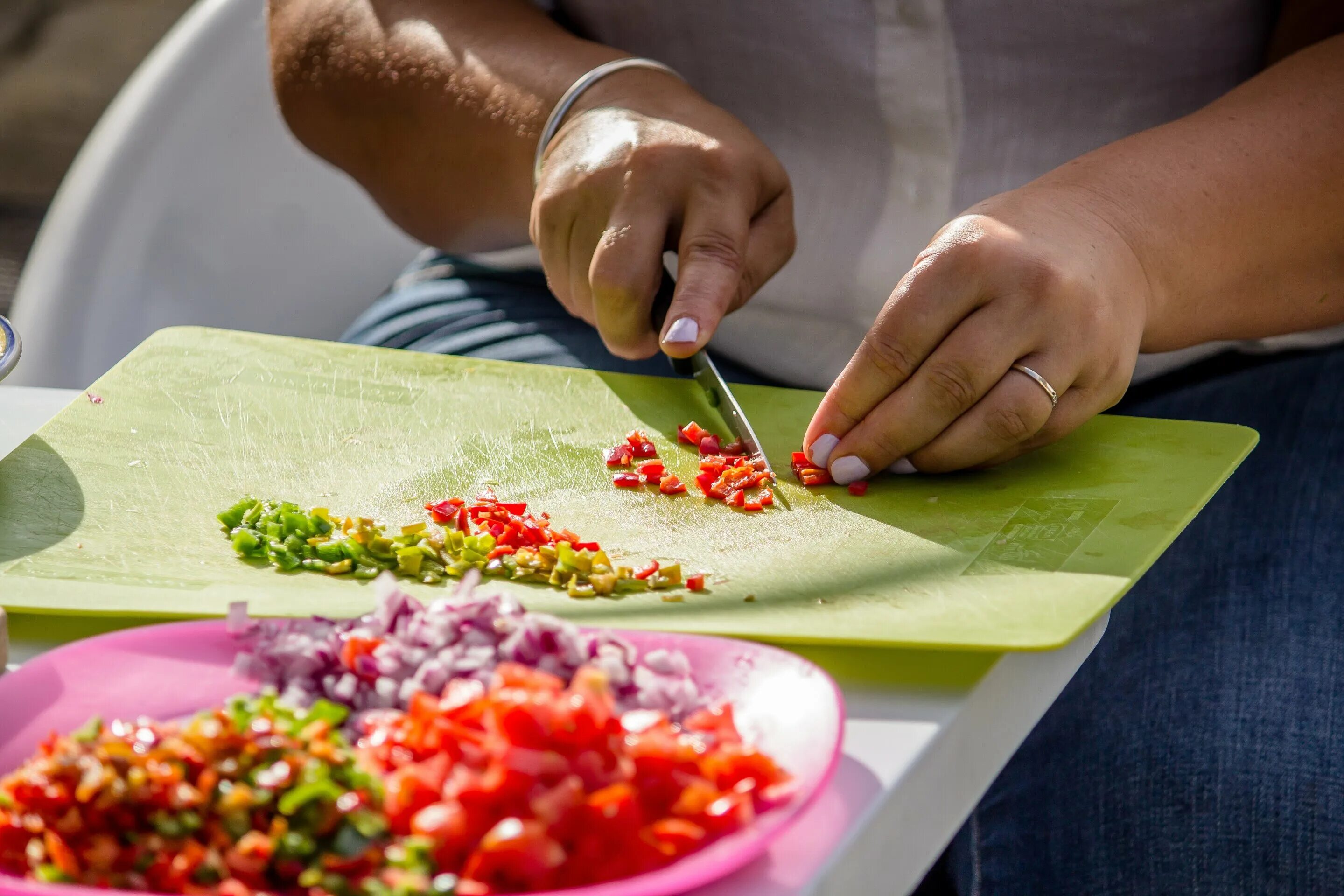 Cutting vegetables. Режем овощи. Терапия еда руками. Повар нарезает петрушку. Режут овощей ресторан.