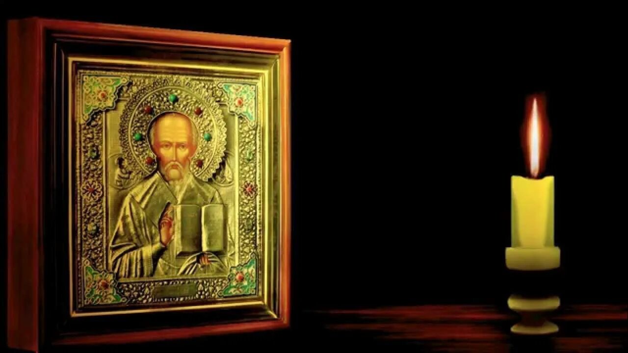 свечи николая чудотворца. люди лятся у иконы николая чудотворца. храм свечи николай угодник. свеча перед иконой николая чудотворца в церкви. николай чудотворец лампадка.