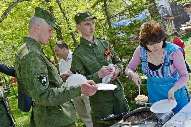 полевая кухня кп-100. солдатская каша. полевая кухня в армии. солдатская полевая кухня. полевая кухня армейская солдатская каша.