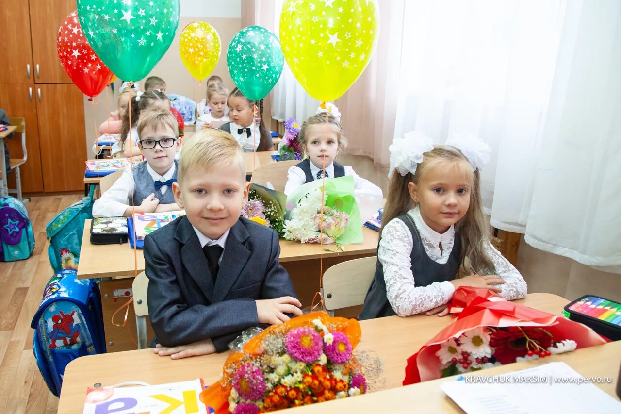 Волжский класс 1 класс. Первоклассники. Первоклашки в школе. Школа первоклассника. Первоклассница в классе.