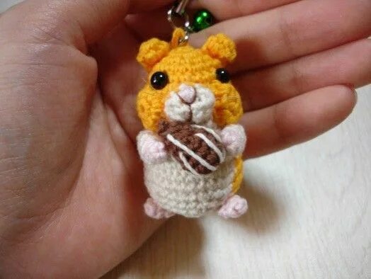 Связать хомячка крючком. Связать хомячка крючком. Игрушки крючком хомяк. Хомячок амигуруми. Маленькие вязаные игрушки.