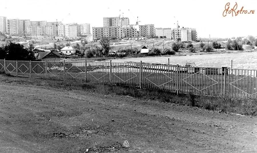 Город красивых декораций, который зарастает кустами и травой. Побывал в Первоура