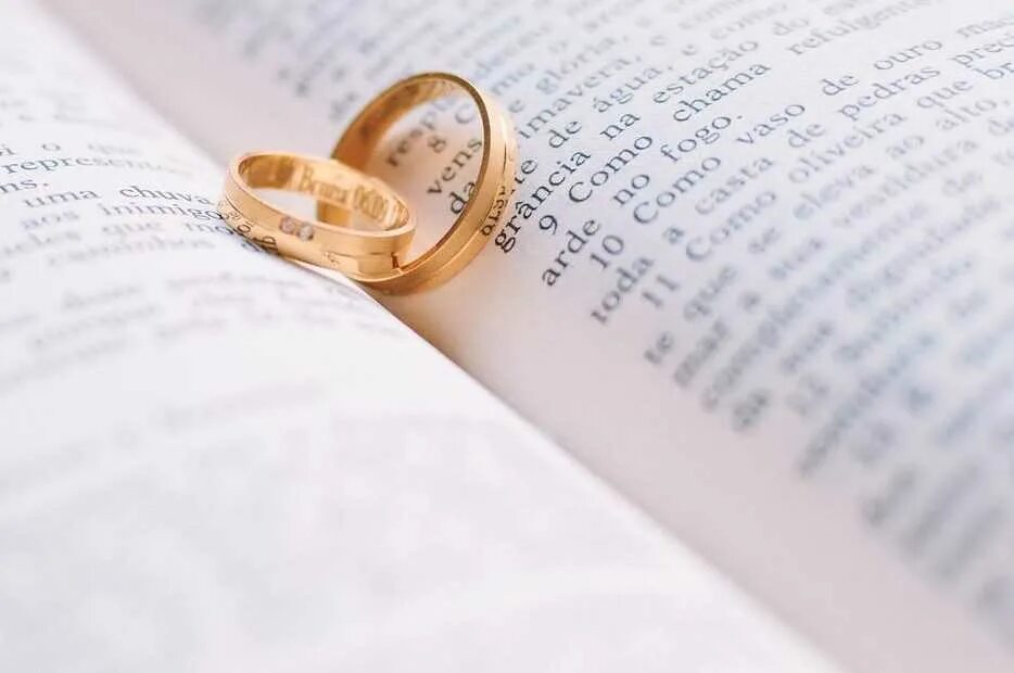 Сонник толкование снов кольцо на пальце. Обручальное кольцо. кольца обручальные на библии. свадьба картинки. что означает свадьба во сне.