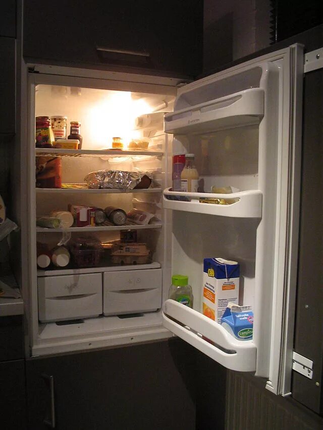 Холодильник работал открытой. Холодильник внутри. Открытый холодильник. Открытый холодильник ночью. Открытый холодильник с едой.