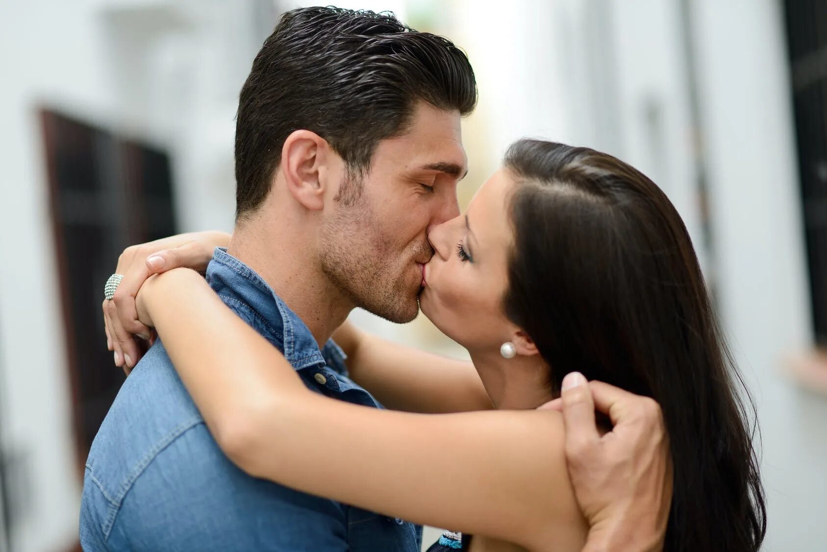 Kiss photos. Поцелуй мужчины и женщины. Поцелуй фото. Парень целует. Мужчина и женщина.