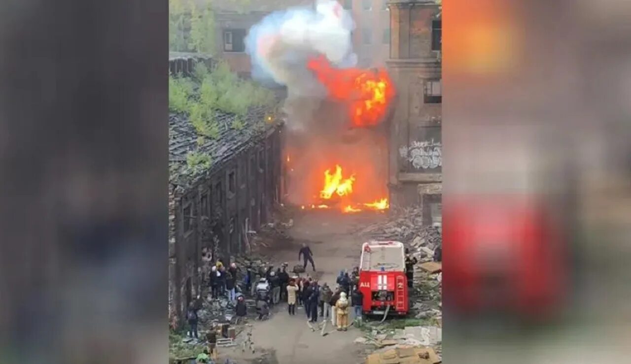 Звуки взрывов в спб. Красный треугольник пожар. Красный треугольник Санкт-Петербург. Красный треугольник обрушение. Красный взрыв.