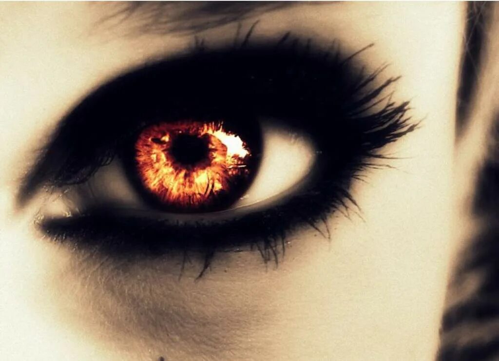 Жгучие глаза 3. Огненные глаза. Огонь в глазах. Горящие глаза. Девушка с огнем в глазах.