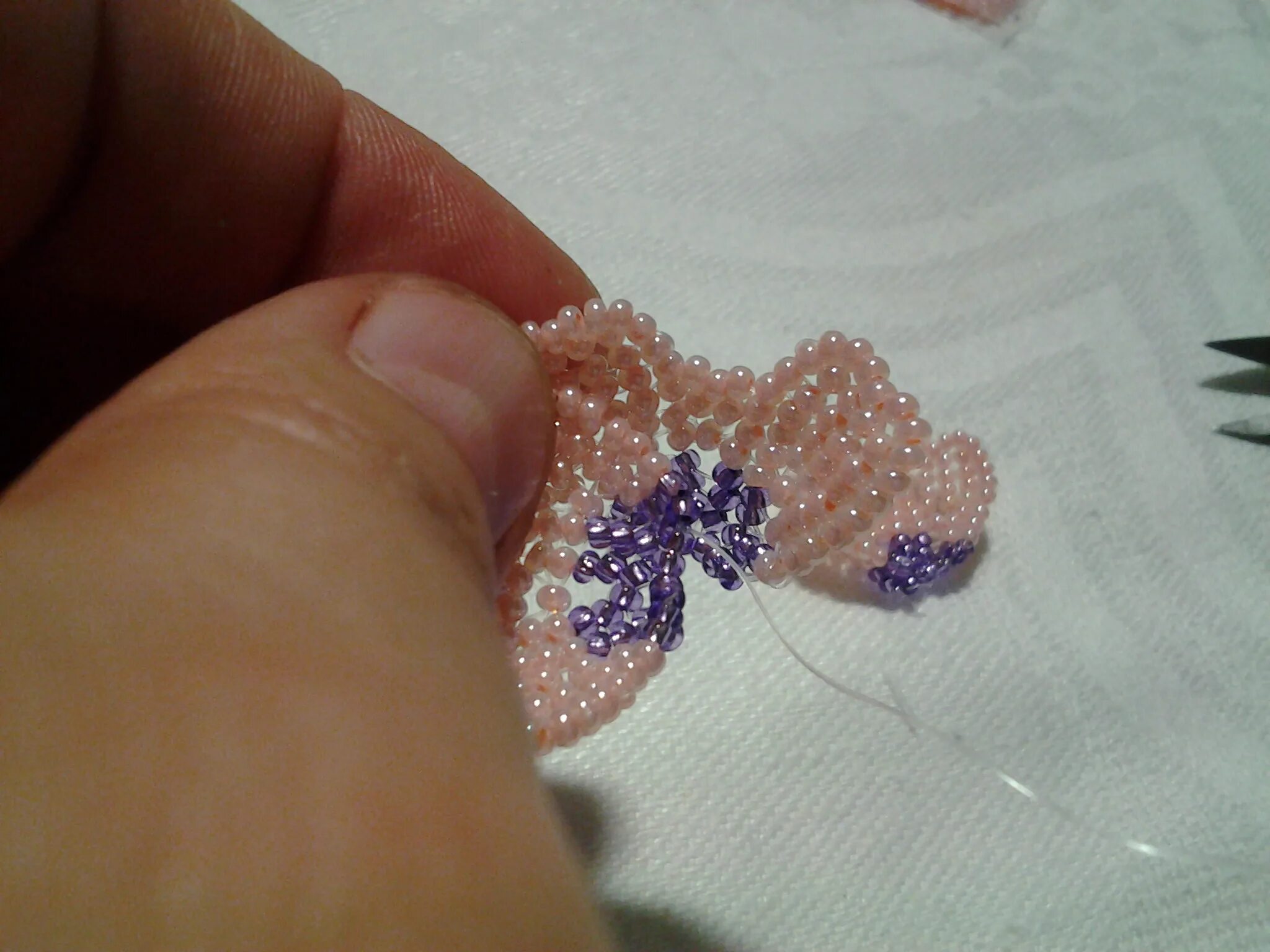 Лепестки из бисера в техника ндбеле. Как сплести кольцо из бисера для начинающих пошагово схема. Кольцо из бисера из лески. Бисероплетение кольца. Кольца и браслеты из бисера.
