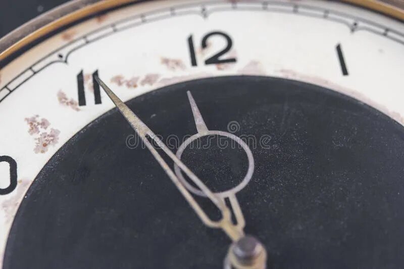 It s one to twelve. Five to twelve на часах. five to twelve. time 12 to 12. ten to twelve время.