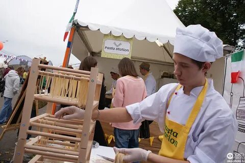 Праздник едет