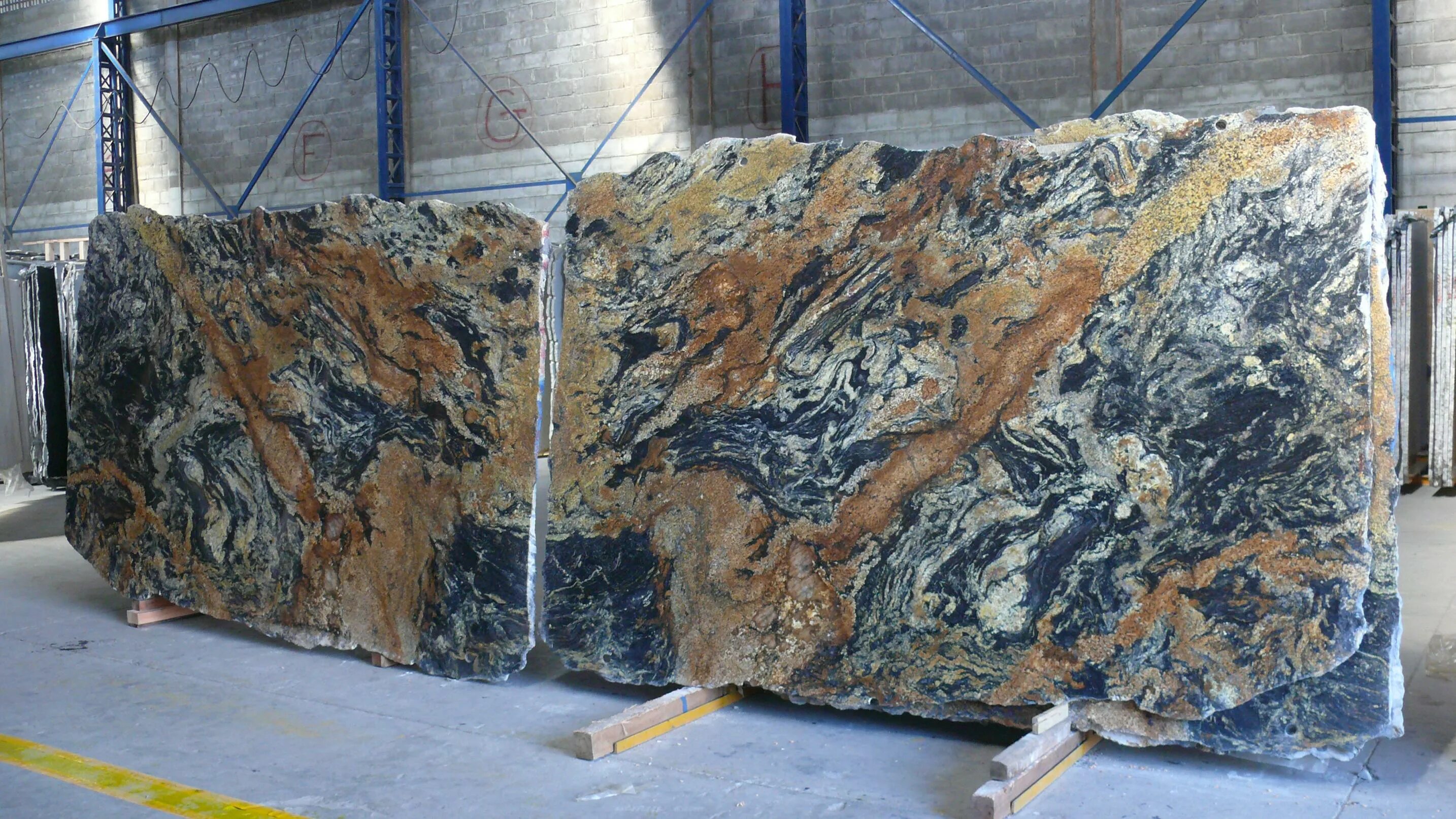 Раковина подклеенная под столешницу. Калиброванный слэб. Укладка мрамора. Гранит индийский фьюжен блэк. Мрамор волокас volokas.