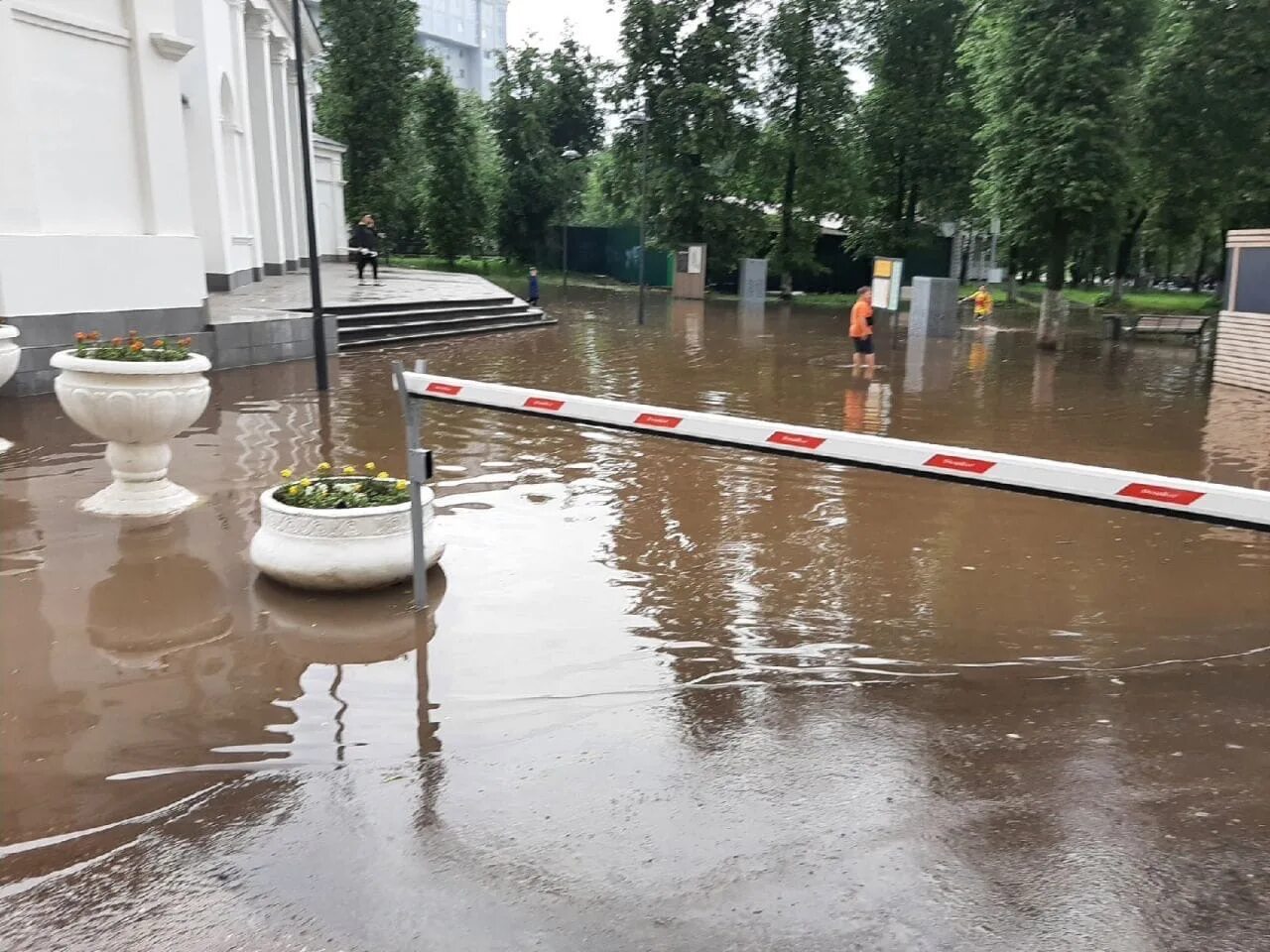 Дзержинск затопило. Ливень в Дзержинске. Дзержинск после дождя. Дождь затопил парк.