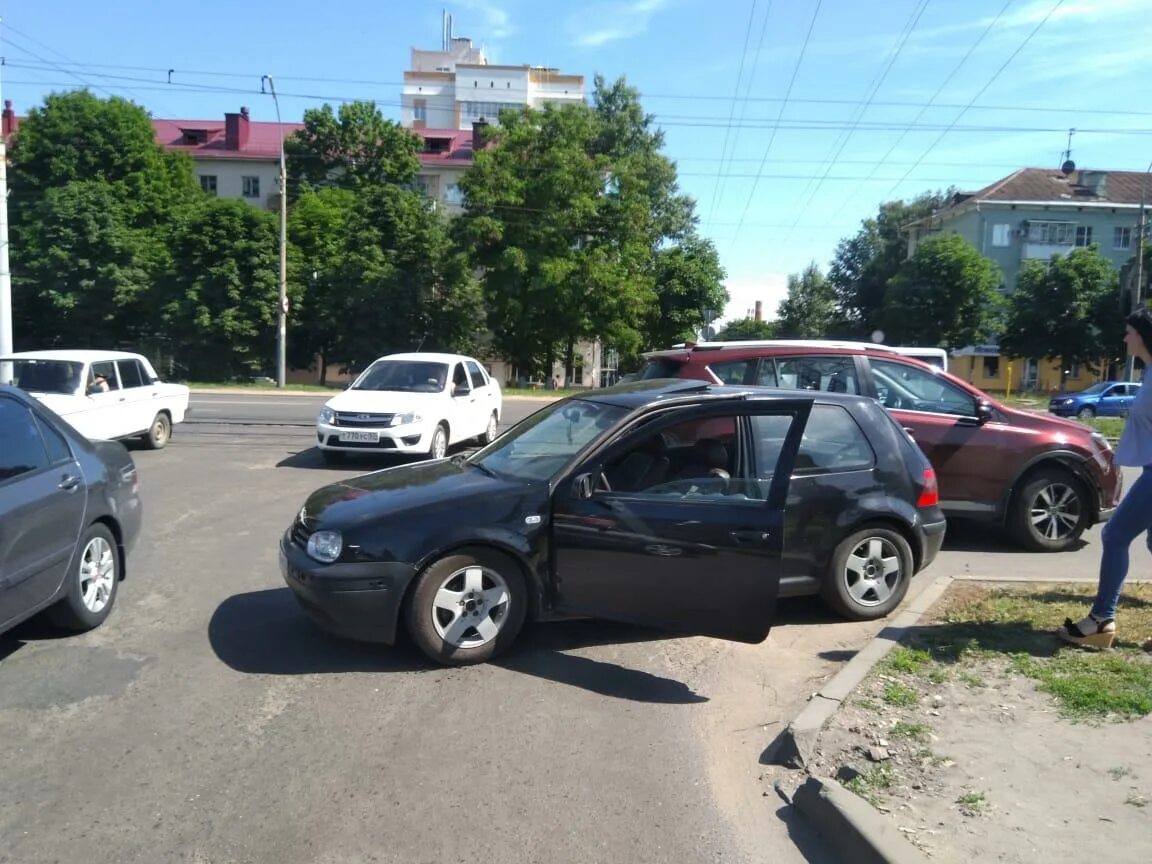 Орел улица Комсомольская ДТП. Авария Фольксваген гольф. ДТП В Орле за последние сутки. Новости в орле и орловской области происшествия