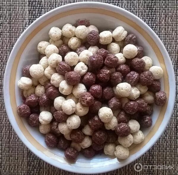 шоколадные шарики несквик с молоком. шоколадные шарики в тарелке. сухой завтрак несквик. есть шарики с молоком. шоколадные шарачки с молоком.