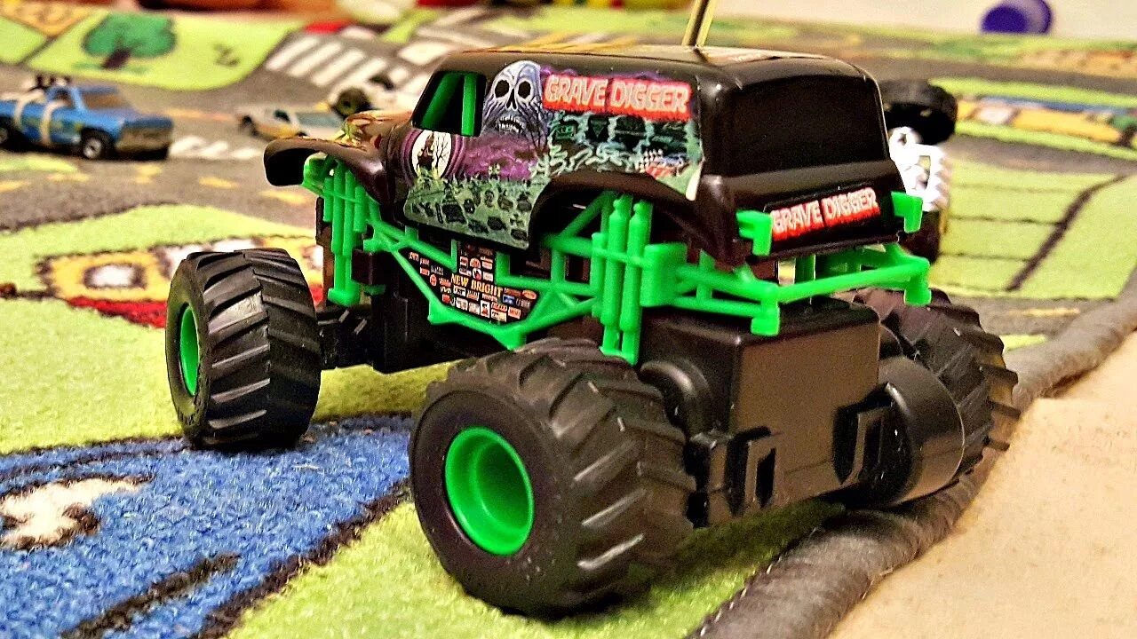 Grave Digger монстр трак. Monster Jam Grave Digger. Машинка монстр трак Superior r40 зеленый. Гоночную машину монстр трак