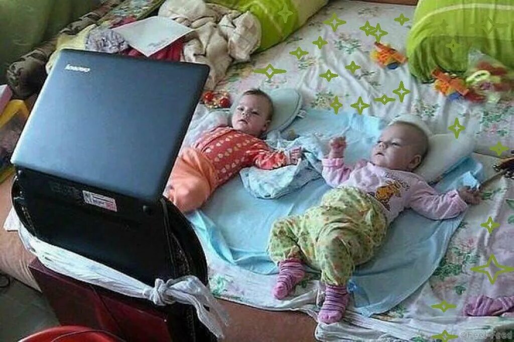 Папа остался с ребенком приколы. Мама папа и ребенок. Отцы и дети приколы. Родители оставляют детей. Отцы и дети приколы.