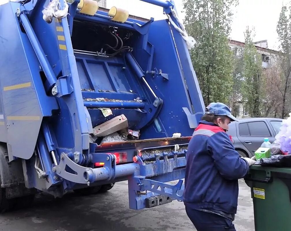 Работа на мусоровозе в москве. Мусоровозная машина. Мусоровоз работает.