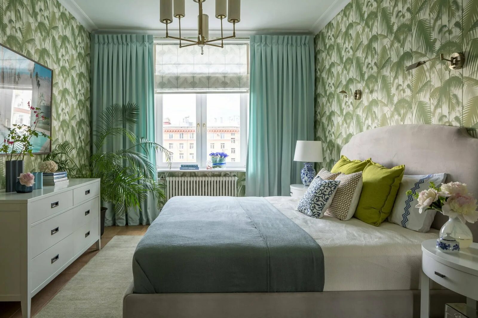 Какой интерьер спальни. Спальня с зелеными обоими. Зеленые обои в спальне. Спальня в хрущевке в зеленых тонах. Фисташковые шторы в интерьере спальни.