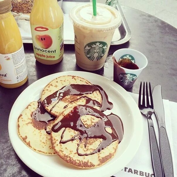 Красивый завтрак в постель из яичницы. Вкусный завтрак на двоих. G7 завтрак. At breakfast. Английский завтрак савой.