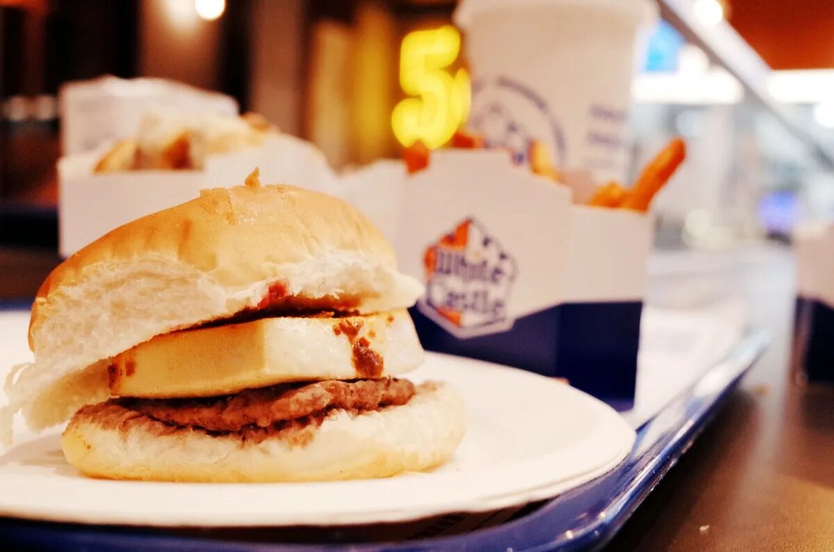 Бел фуд. White Castle бургеры. Белый замок еда. White Castle печеньки. Комедия про фастфуд белый замок.