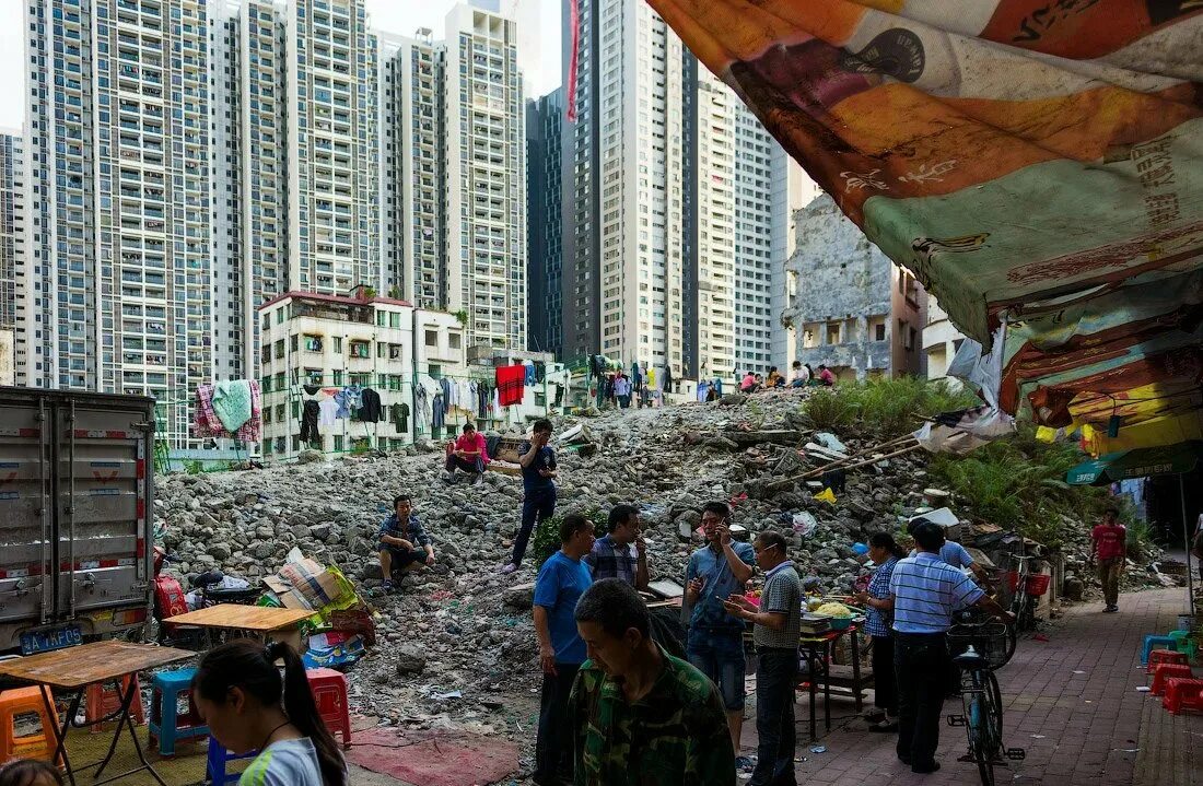 Богатые и бедные города. Гуанчжоу Китай трущобы. Китай Пекин трущобы. Шанхай бедные районы. Шанхай трущобы.