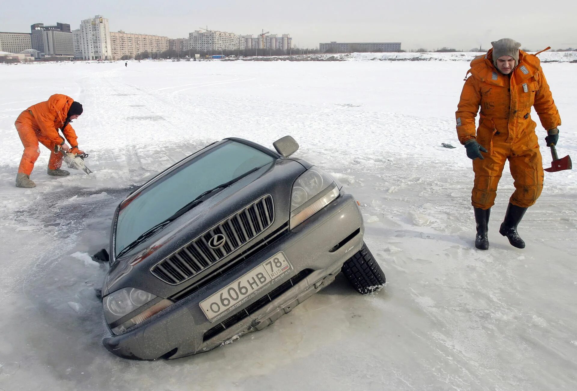 Ловля машин. Автомобиль для зимней рыбалки. Утопили авто зимняя рыбалка. Зимняя рыбалка приколы.