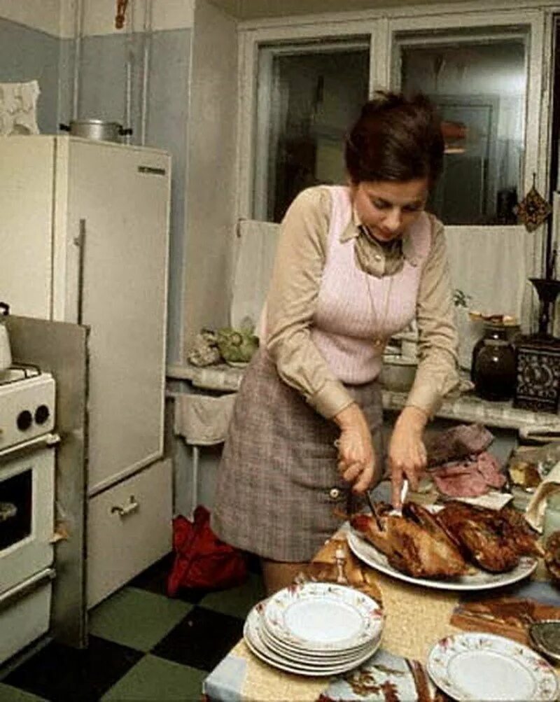 Что ел советский человек. Советская хозяйка на кухне. Кухня в 70 е годы. Быт советских людей. Быт 80-х годов.