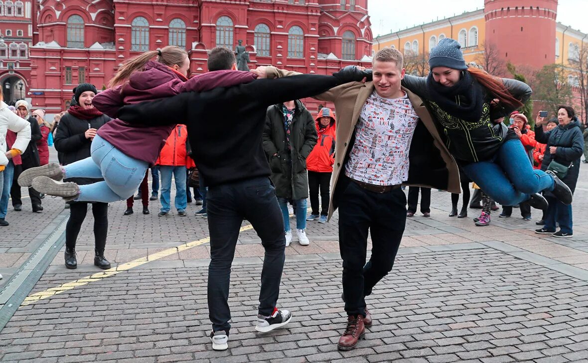 Радостные россияне. Счастливые россияне. Счастье россиян. Обычный россиянин.