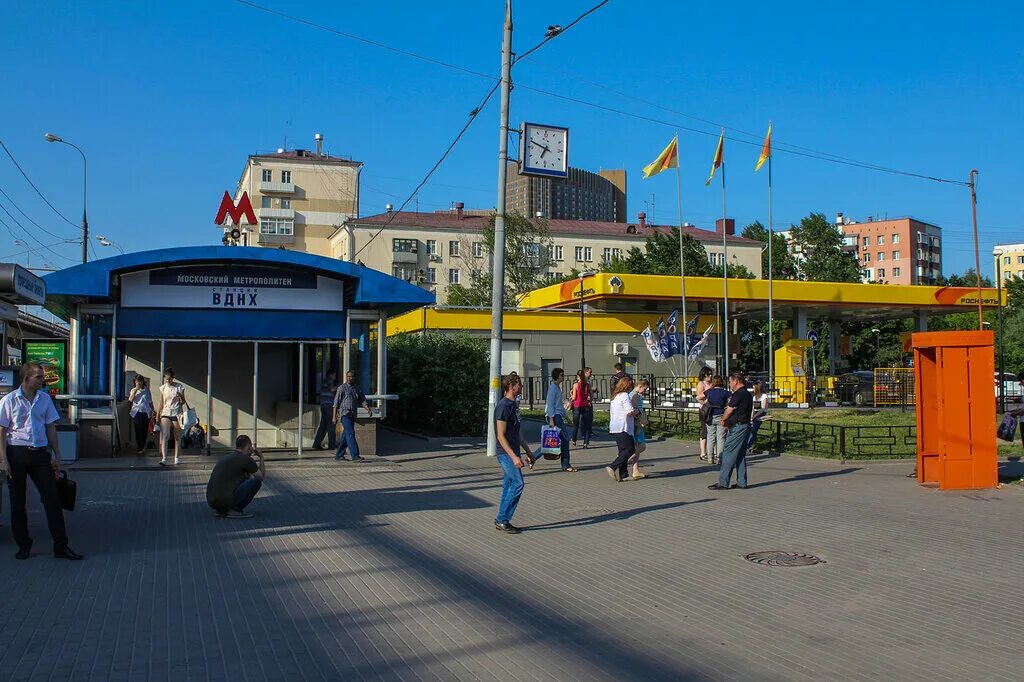 ВДНХ станция метро. Метро ВДНХ Южная. Станция метро ВДНХ фото. Вход в метро.