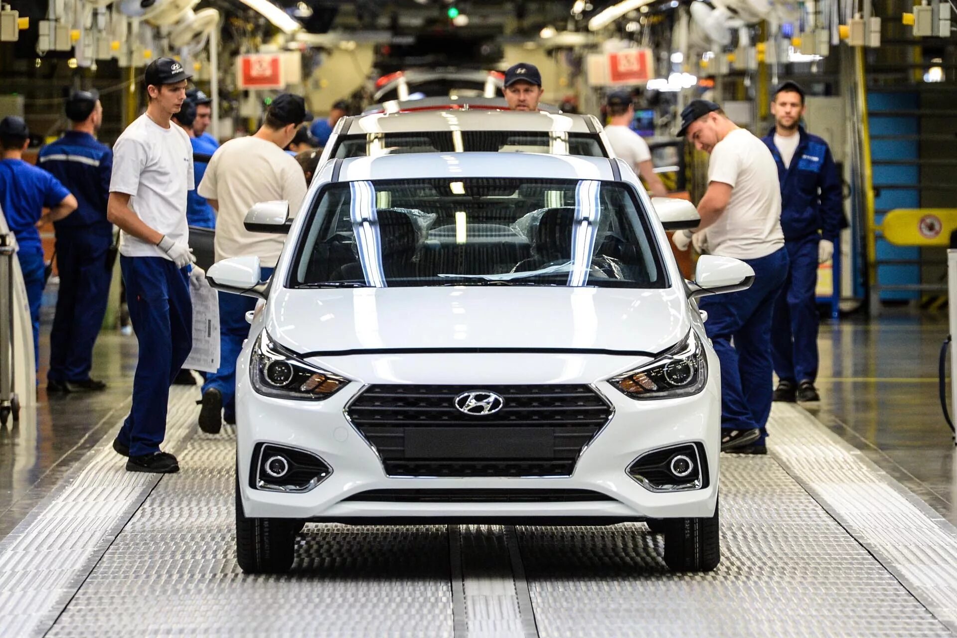 Завод хендэ узбекистан. Автоваз, renault, nissan. Легковой автомобиль зарубежного производства. Машины российского автопрома. Автомобильный завод «автотор».