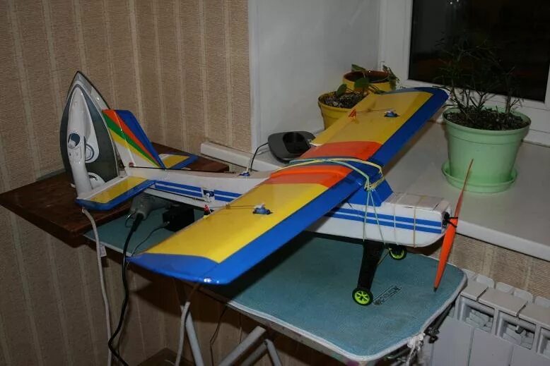 Модель самолеты видео. Радиоуправляемая модель самолёта "Cessna 152 из потолочной плитки. Цессна 150 из потолочки. Авиамодель Сириус. Авиамодель из потолочки лм 12.