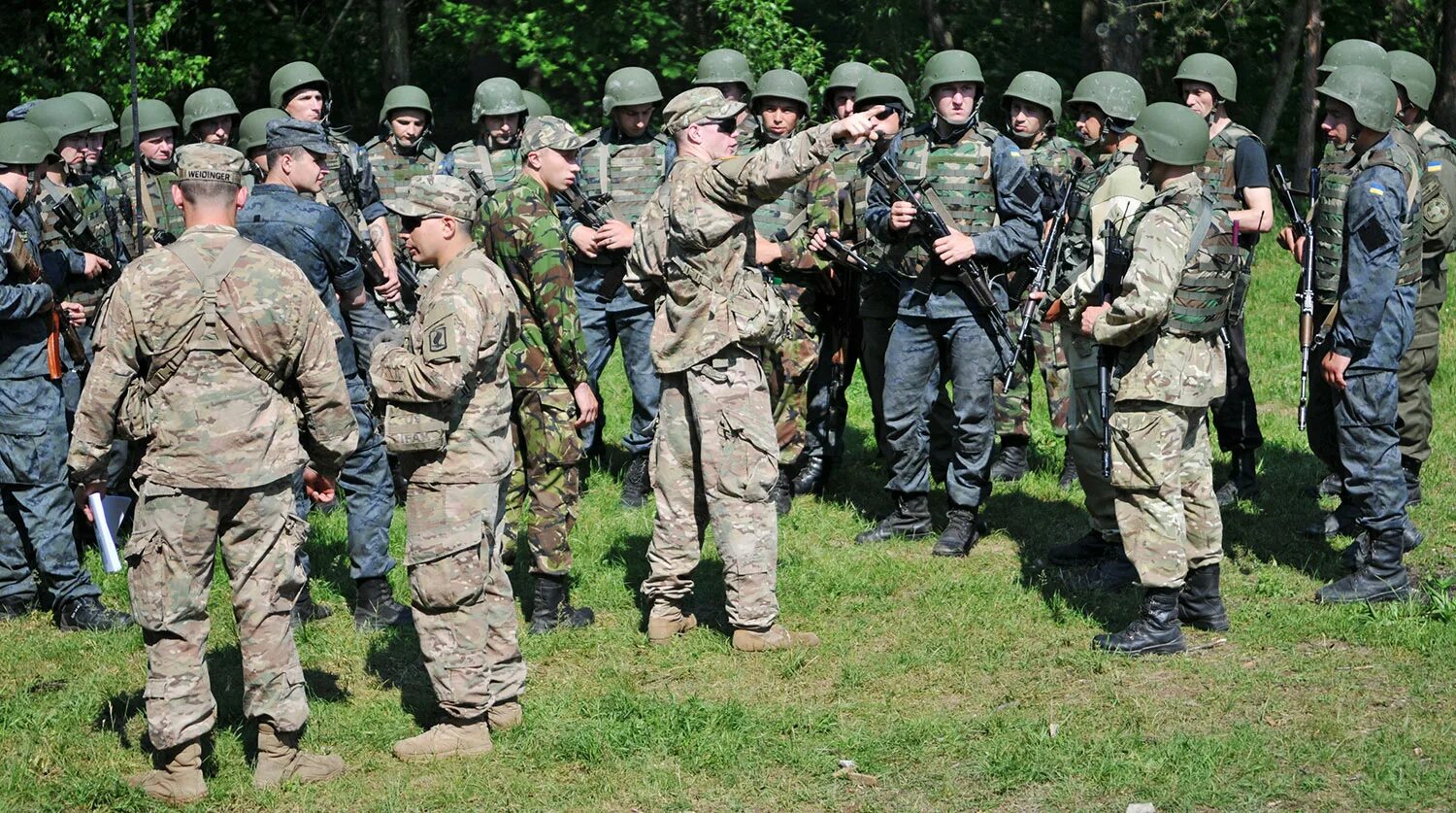 Военные учения. Украина учения. Военные учения Украина. Спецназ НАТО. Руководит военной операцией