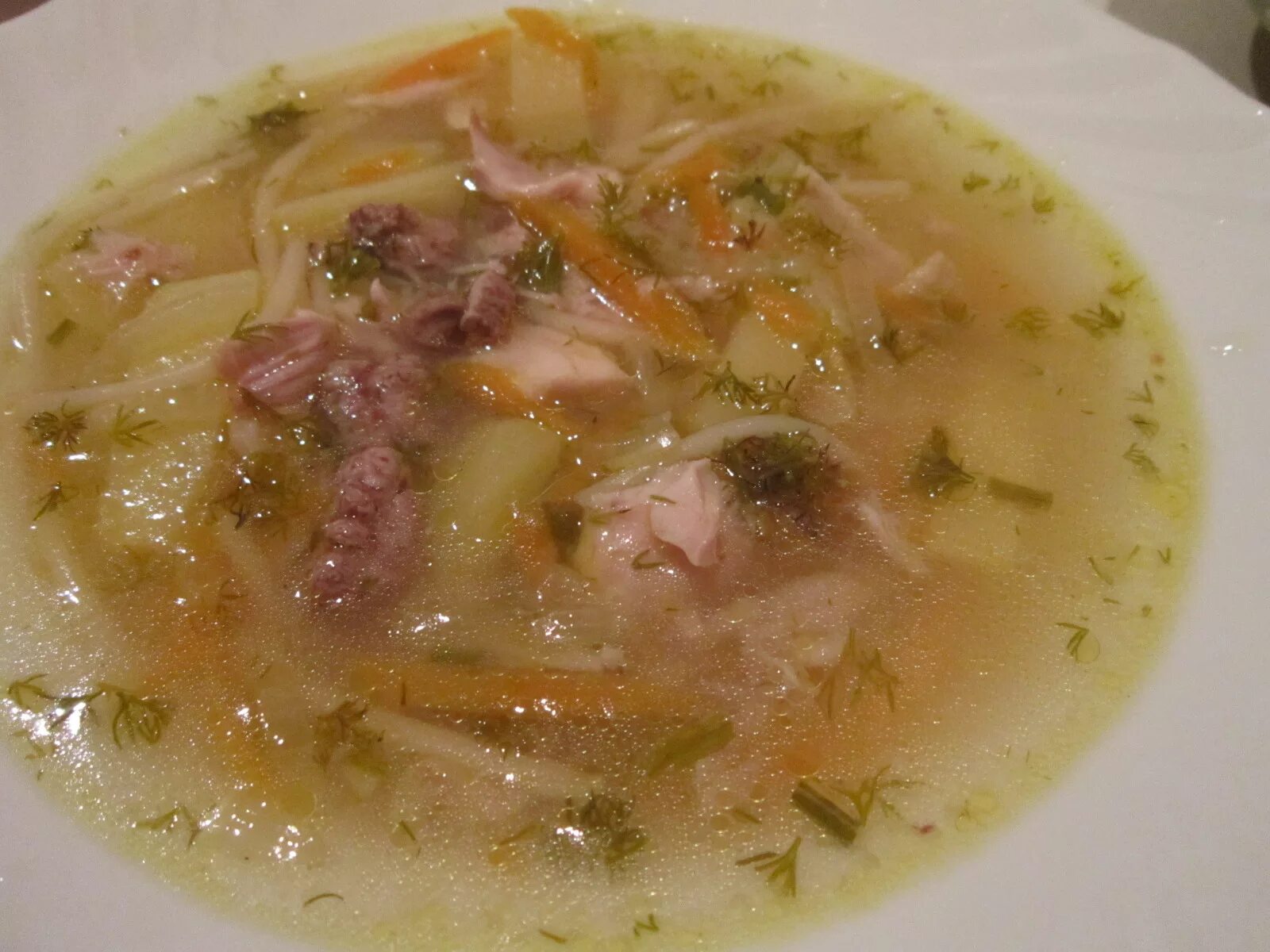 вермишелевый суп с тушенкой. суп из тушенки с картошкой и вермишелью. картофельный суп с тушенкой. суп из говяжьей тушенки с картошкой и вермишелью. вермишелевый суп с тушенкой.