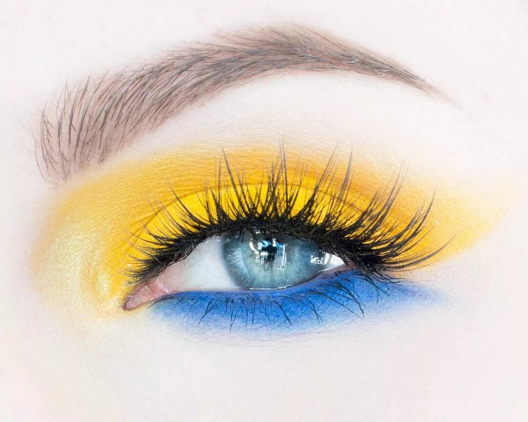 Желтый глаз 8. Желто синий макияж. Сине желтый макияж глаз. Жёлтый макияж для голубых глаз. Макияж с желтыми тенями.